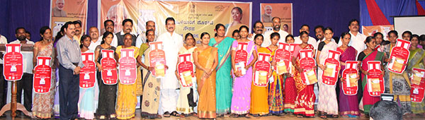 ಪ್ರಧಾನಿ ಮಂತ್ರಿ ಉಜ್ವಲ ಯೋಜನೆ: ಸಂಸದರಿಂದ ಕಿಟ್ ವಿತರಣೆ